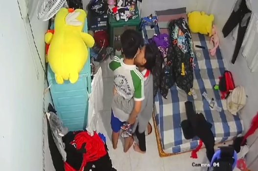 Bạn bè tổ chức buổi học bẩn bữa nhà bạn